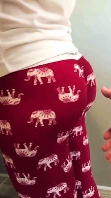 Жмакает попку своей подружки