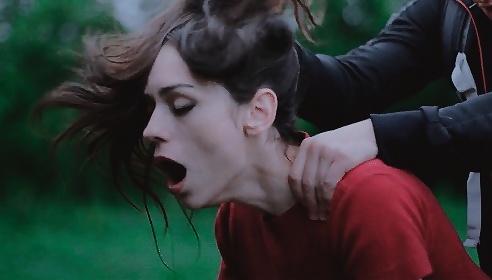 Держу за волосы и трахаю чтобы не убежала с члена