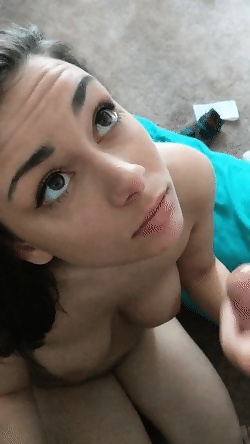 Выложил сперму на ее милое личико